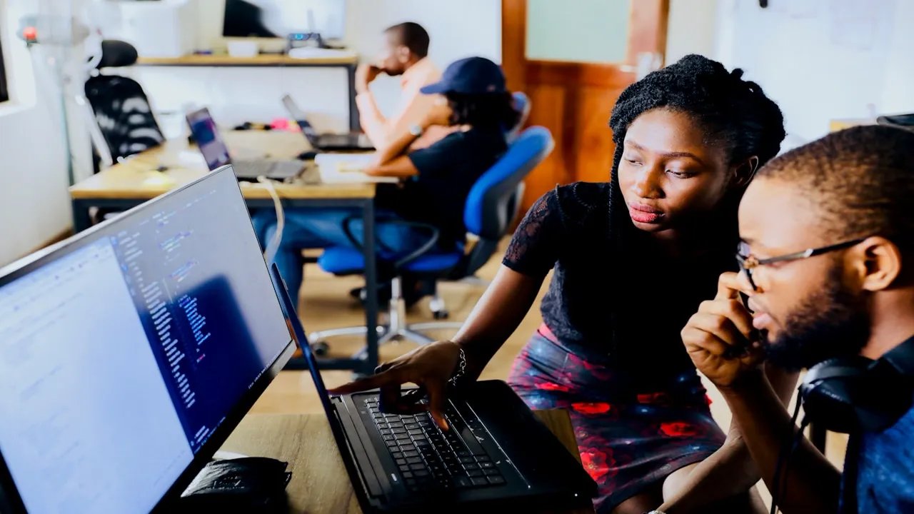 Jeunes participants à un atelier pédagogique d'orientation technique